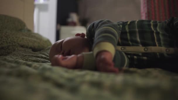 Volwassene dekt slapende baby met gehaakte plaid — Stockvideo