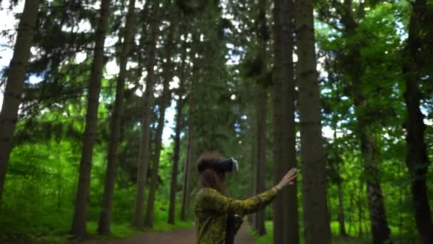 Verde parco e donna in VR casco giocare con la realtà virtuale — Video Stock