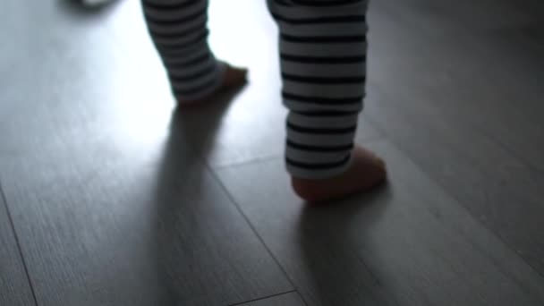 Kleine benen van peuter leren lopen en evenwicht houden — Stockvideo