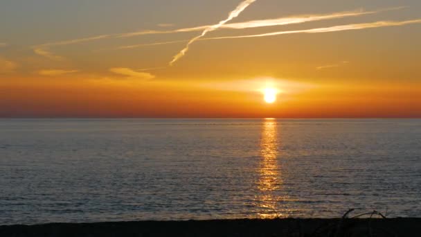 Colorido atardecer sobre el Mar Negro. La luz del sol se refleja en el agua como un sendero solar — Vídeos de Stock
