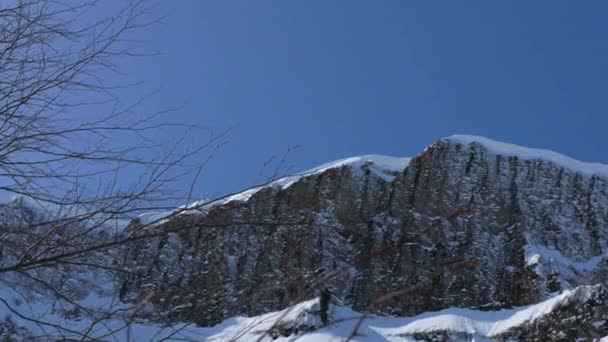 Pendiente rocosa empinada de montañas del Cáucaso. Panorámica del paisaje frío, Krasnaya Polyana, Rusia — Vídeos de Stock