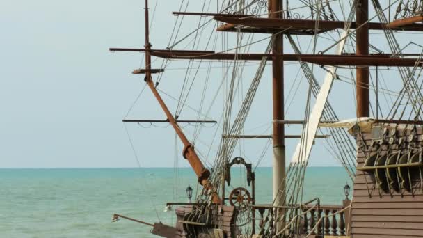 Ein künstliches Segelschiff am Strand des Schwarzen Meeres — Stockvideo