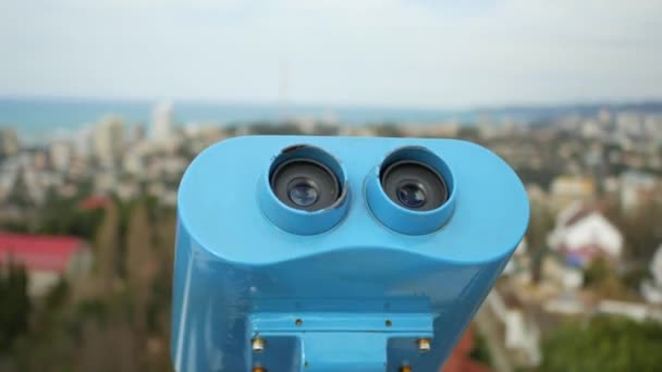 Telescopio binocular turístico para ver la ciudad cerca del mar. Disparo de mano — Vídeo de stock