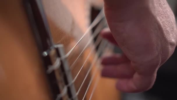 El músico toca la guitarra clásica. Primer plano con la mano derecha en foco, profundidad de campo poco profunda — Vídeos de Stock