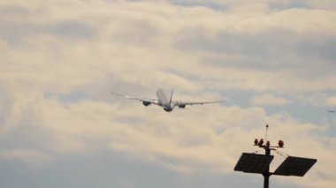 Yolcu uçağı yükseklik overcasted gökyüzünde kalktıktan sonra değer kazandı