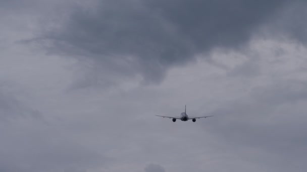 Silhouet van passagier straalvliegtuig vliegt weg in stormachtige lucht — Stockvideo