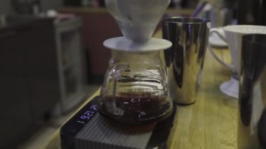 Damla filtresinden chemix ve brewes düşmek cam kap içinde kahve dalgalanmalar
