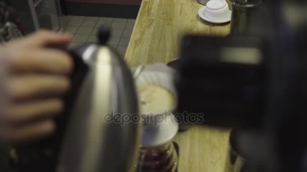 Barista giet heet water in de chemex met gemalen koffie voor het maken van gefilterde koffie — Stockvideo