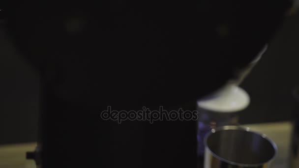 DOF plan de café moulu dans un filtre et gouttes tombant dans la boisson ondulante 