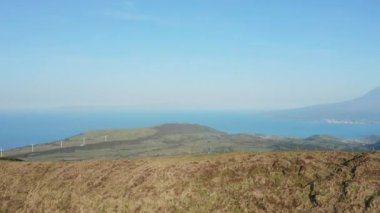 Caldera 'nın kenarında yalnız bir insan. Periler adasının devasa pasif volkanı, Azores.