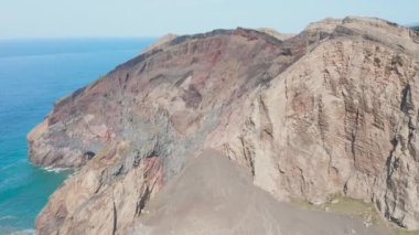 Atlantik Okyanusu 'nun üzerindeki keskin kayalar. Capelinhos Yanardağı Havalimanı, Faial Adası, Azores