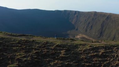Kız aktif olmayan stratovolcano 'nun derin kalderasının içine bakıyor. Gökyüzü Perisi, Azores