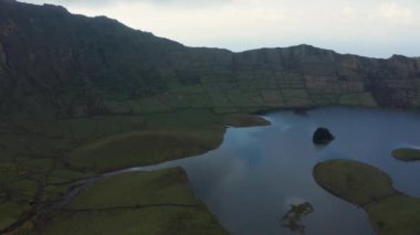 Caldera 'daki volkanik göl. Corvo Adası, Azores 'teki Caldeirao volkanının tepesinde bulutlu bir gün.