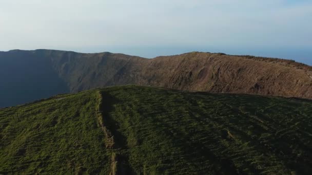 Små figurer på toppen av enorma caldera. Grön inaktiv vulkan. Flygplan över Faial, Azorerna — Stockvideo