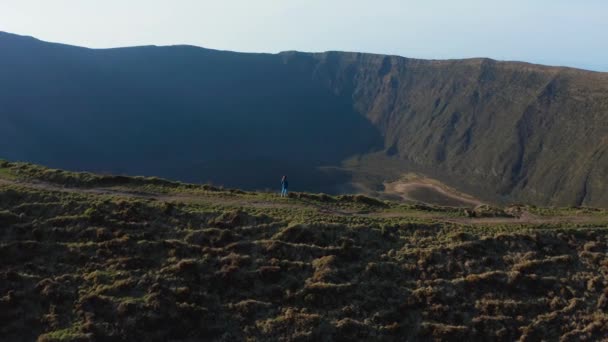 La ragazza guarda dentro la caldera profonda dello stratovulcano inattivo. Aerea di Faial, Azzorre — Video Stock