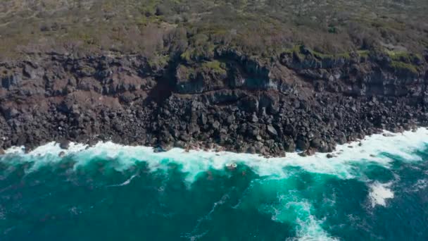 Mar azul y costa rocosa de la isla vlocánica. Las olas se rompen en las piedras. Disparo en cámara lenta — Vídeos de Stock