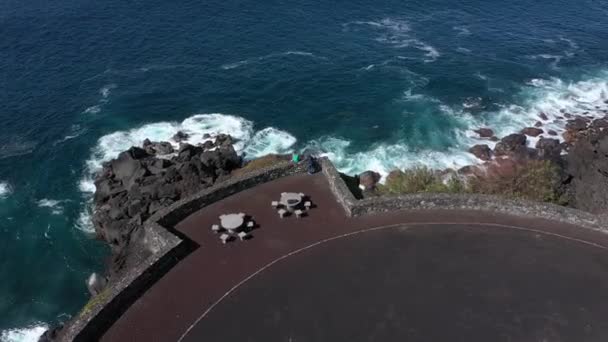 Tiro de ponto de vista costeiro e amigos olhando para ocaen torna-se um mini planeta — Vídeo de Stock