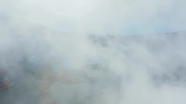 Stor Caldeirao vulkan genom vita moln. Gröna fält och sjöar i Caldera. Flygplan över Corvo, Azorerna — Stockvideo