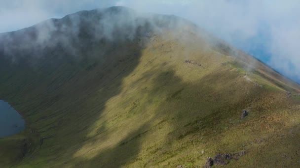 Pendientes verdes del volcán Caldeirao en la isla de Corvo. Aérea de Azores en día nublado — Vídeos de Stock