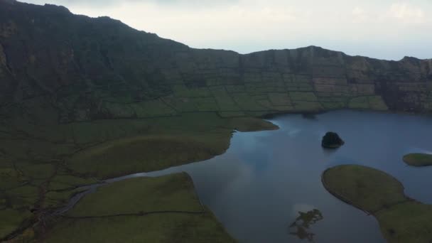Lago volcánico en caldera. Día nublado en la cima del volcán Caldeirao en la isla de Corvo, Azores — Vídeos de Stock