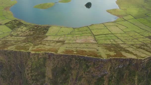 Meer in groene caldera van uitgestorven stratovulkaan. Bewolkte dag op de Azoren. Luchtfoto van Caldeirao vulkaan, Corvo — Stockvideo