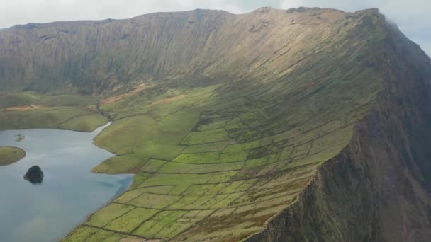 Riesige Caldera eines inaktiven Vulkans mit einem See in der Mitte. Antenne der Insel Corvo, Azoren — Stockvideo