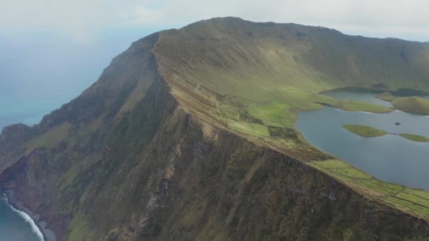 Laghi e campi del vulcano Caldeirao. Piste verdi e scogliere rocciose nelle giornate nuvolose. Aerea di Corvo, Azzorre — Video Stock