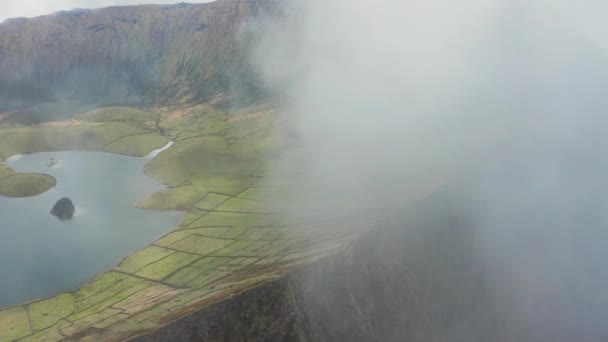 Luchtfoto van caldera van witte wolk. Groene hellingen van Caldeirao vulkaan, Corvo, Azoren — Stockvideo