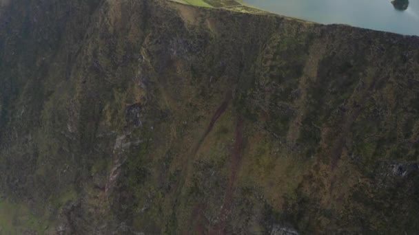 Penhasco íngreme da ilha Corvo. Lago em caldeira vulcão verde entre as nuvens. Aviação dos Açores — Vídeo de Stock