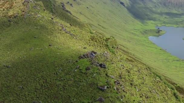 Δύο άνθρωποι στην κορυφή του ηφαιστείου του ωκεανού. Aerial of green Caldeirao and its caldera, Corvo, Αζόρες — Αρχείο Βίντεο