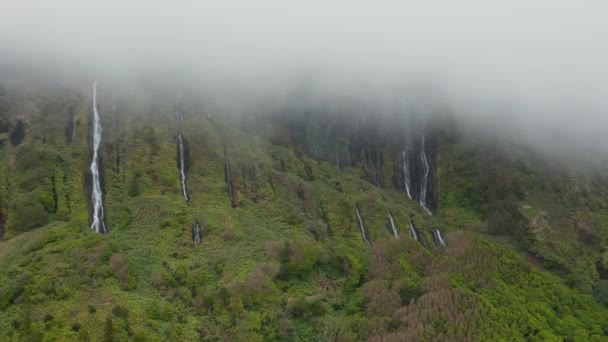 Yüksek moiuntain 'in tepesindeki bulutların üzerinden şelale akıntıları. Ferreiro Şelalesi, Flores, Azores — Stok video