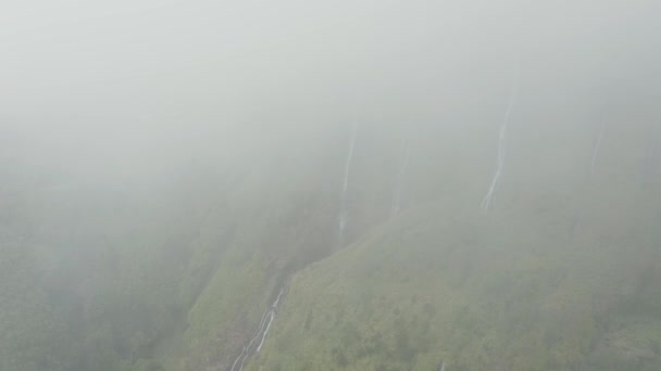 Крутий схил з потоками води. Водоспад Феррейро зникає в хмарі на вершині. — стокове відео