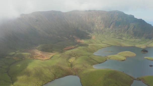 Voando através da nuvem no topo do vulcão. Encostas verdes e lagos de Caldeirao, Corvo, Açores — Vídeo de Stock