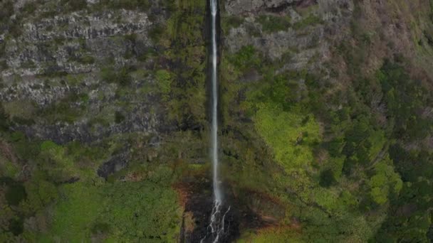 Ruisseau de cascade Bacalhau tombe d'une gorge sur un sommet de montagne rocheuse. Aérien de Flores, Açores 