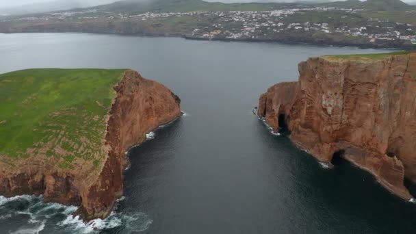 Vulkanische eilandjes in de oceaan en kustplaatsen van Terceira islend. Luchtfoto van de Azoren — Stockvideo