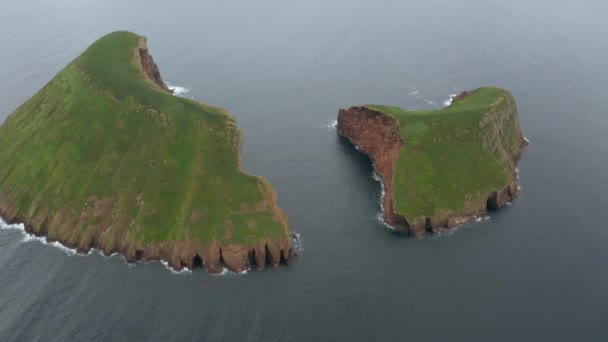 Volare intorno a isolotti vulcanici nell'oceano. Aerea di Ilhus das Cabras, isola di Terceira, Azzorre — Video Stock