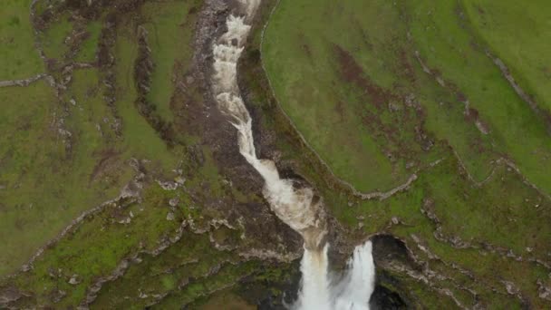 Rio flui em desfiladeiro entre os campos e cai como cachoeira para o mar. Aeronáutica da ilha de San Miguel, Açores — Vídeo de Stock