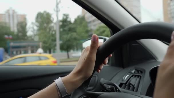 Närbild av förarnas händer. Kvinna knacka på rytmen med fingrarna på ratten — Stockvideo