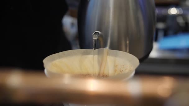 Barista derramando de panela de carne em filtro com café moído. Fazendo uma bebida quente da manhã — Vídeo de Stock