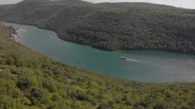 Lim Körfezi Havalimanı. Sürat teknesi dağlık kıyılar arasında yüzer. Istra, Hırvatistan