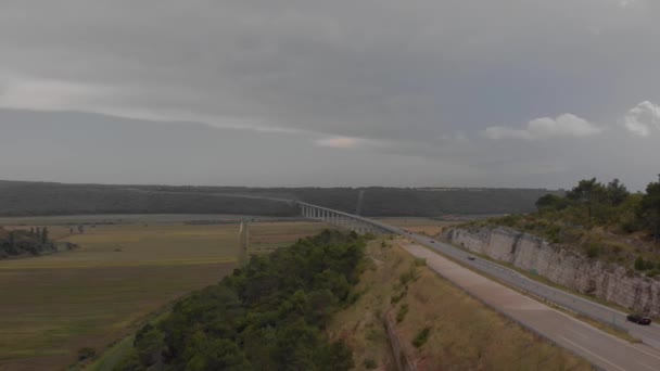 川の谷に長いミルナ橋。車はクロアチアの高速道路を走行する。空中射撃 — ストック動画