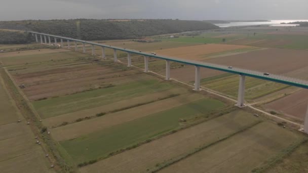 Puente Mirna en muelles de hormigón. Los coches atraviesan el valle del río. Aérea de Croacia — Vídeo de stock