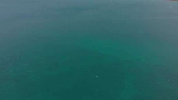 청록색 바닷물 위를 날면서 산을 향해 날아갑니다. 공중에서의 조경 — 비디오