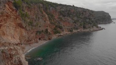 Deniz kıyısındaki dik uçurum mağaraları ve mağaralar. Kıyı kayaları havası
