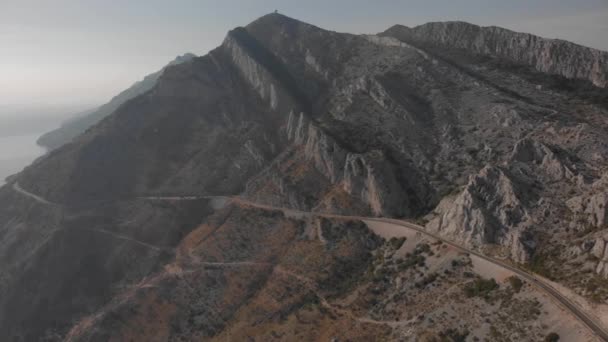 Flygfoto av motorvägen på en brant sluttning av klippiga berg i Kroatien — Stockvideo