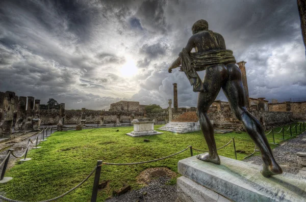 Pompei scavi - tempio di Apollo - statua di Apollo — Stock fotografie