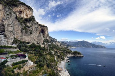 Marina di Conca çok sayıda beyaz evle çevrili küçük bir körfez ve köyün ana banyo düzenini temsil ediyor.