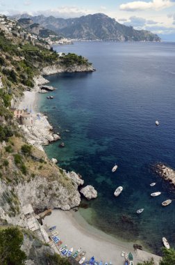 Marina di Conca çok sayıda beyaz evle çevrili küçük bir körfez ve köyün ana banyo düzenini temsil ediyor.