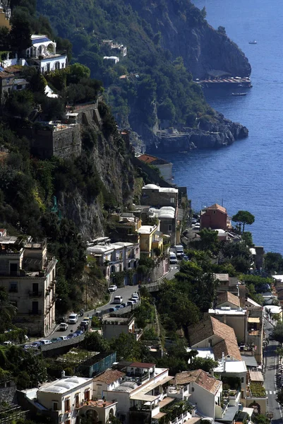 ポジターノ Positano イタリア南部のアマルフィ海岸にある町 人気の観光地で 小石のビーチや お店やカフェが立ち並ぶ細長い急な通りがあります — ストック写真