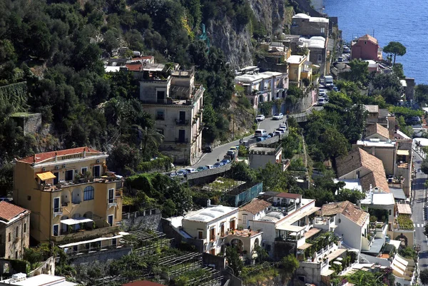 ポジターノ Positano イタリア南部のアマルフィ海岸にある町 人気の観光地で 小石のビーチや お店やカフェが立ち並ぶ細長い急な通りがあります — ストック写真